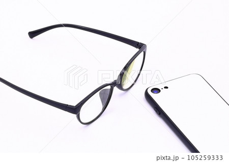 眼鏡のイメージ（老眼鏡とスマートフォン） 105259333