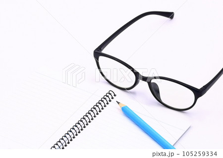 眼鏡のイメージ（老眼鏡とノート） 105259334