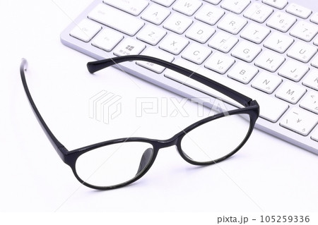 眼鏡のイメージ（老眼鏡とパソコン） 105259336