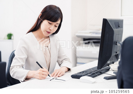 会社で葬儀の準備をする女性 会社で葬儀の準備をする女性 105259565