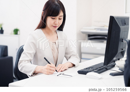 会社で葬儀の準備をする女性 105259566