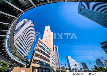 日本の横浜都市景観　桜木町駅前新風景ー。横浜市市役所やさくらみらい橋、ビル群などを望む 105259626