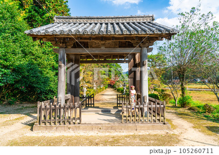 【中国三十三観音霊場】第二十七番 雲樹寺 秋晴れの四脚門と参道 島根県安来市 【中国三十三観音霊場】第二十七番 雲樹寺 秋晴れの四脚門と参道 島根県安来市 105260711