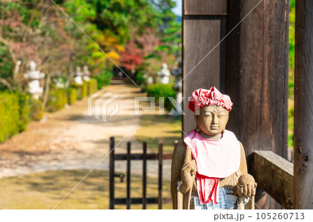 【中国三十三観音霊場】第二十七番　雲樹寺　四脚門の地蔵と参道2　島根県安来市 105260713