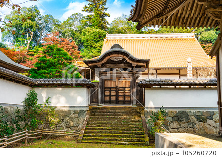 【中国三十三観音霊場】第二十七番　雲樹寺　勅使門と本堂　島根県安来市 105260720