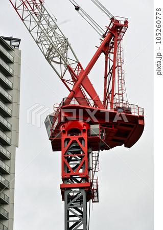 ビルディング建設中のタワークレーン ビルディング建設中のタワークレーン 105260778