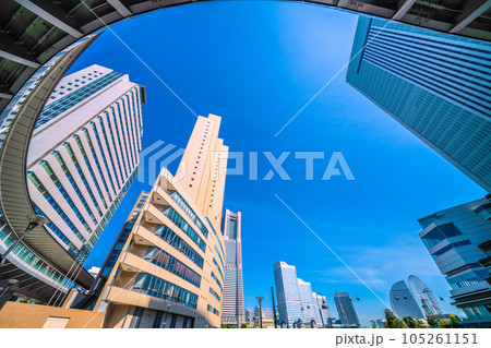 日本の横浜都市景観　桜木町駅前新風景ー。横浜市役所やさくらみらい橋、ビル群などを望む 105261151