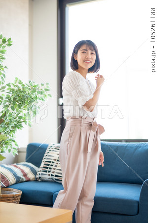 リビングで過ごす女性 105261188