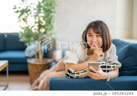 ソファーでくつろぐ女性 105261203