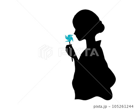 かざぐるまを持つ着物の女性のシルエットイラスト 105261244