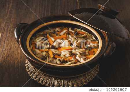 土鍋で炊いた鶏と人参の炊き込みごはん 105261607