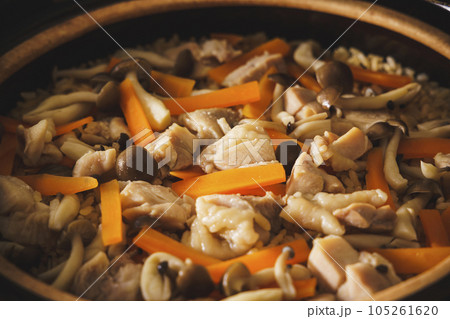 土鍋で炊いた鶏と人参の炊き込みごはん 105261620