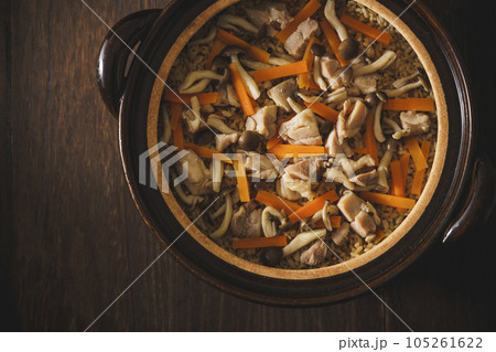 土鍋で炊いた鶏と人参の炊き込みごはん 105261622