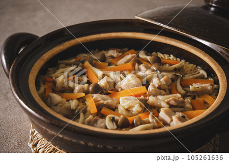 土鍋で炊いた鶏と人参の炊き込みごはん 105261636