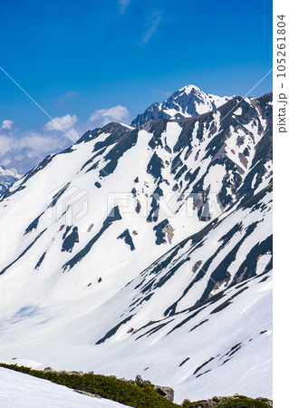 北アルプス立山連峰の残雪期登山　剱岳 105261804