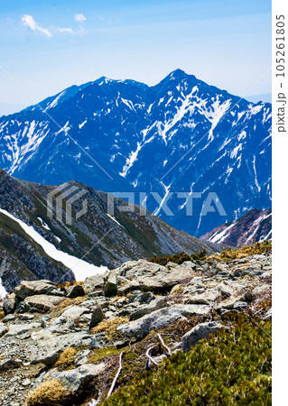 北アルプス立山連峰の残雪期登山　針ノ木岳と蓮華岳 105261805