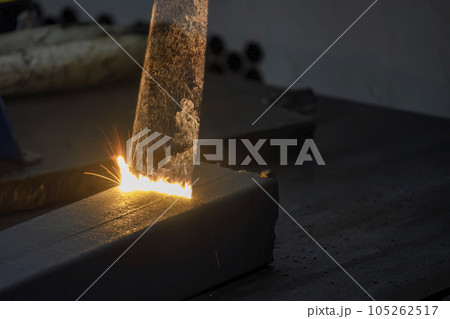 High technology dust removal the steel square pipe cleaning process by laser. 105262517