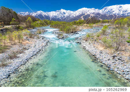 《長野県》残雪の北アルプスと松川の清流・白馬村 105262969