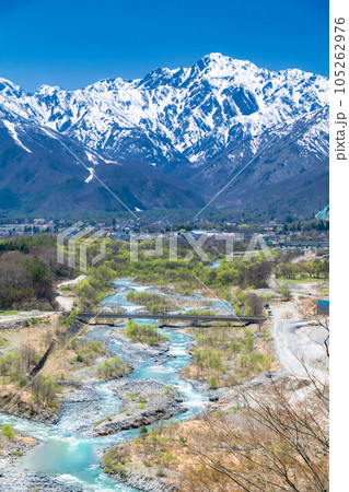 長野県》残雪の北アルプスと松川の清流・白馬村の写真素材 [105262976] - PIXTA