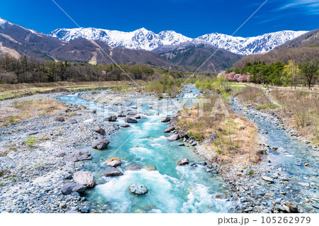 《長野県》残雪の北アルプスと松川の清流・白馬村 《長野県》残雪の北アルプスと松川の清流・白馬村 105262979
