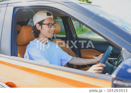 SUVを運転するキャップを被った男性 SUVを運転するキャップを被った男性 105263015