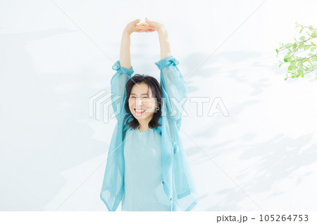 水色のシャツのミドル女性　 105264753