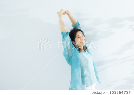 水色のシャツのミドル女性　 105264757