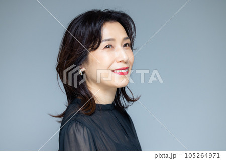 ミドル女性のポートレート 105264971
