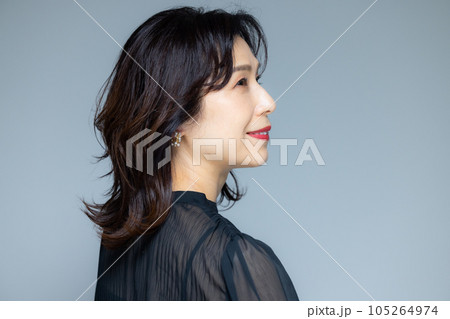 ミドル女性のポートレート 105264974