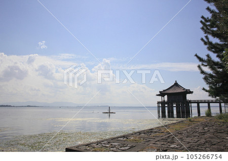 晴れた空と湖と堅田の浮御堂 105266754