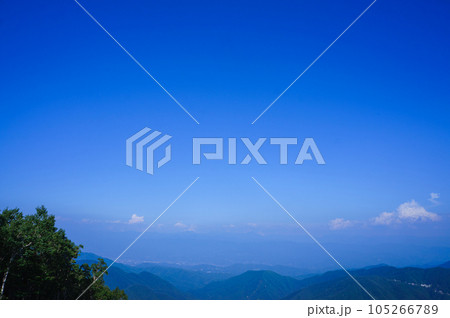 快晴の空と青い山脈 105266789