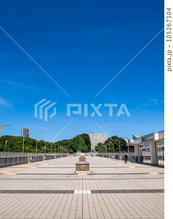 青空の下の空中回廊　JR上野駅を跨ぐ東西自由通路【パンダ橋】 105267104