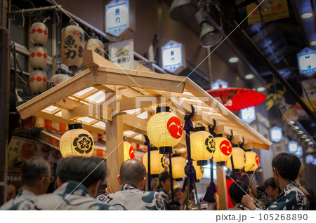 京都 祇園祭 宵山の日和神楽 錦市場を通過する大船鉾の人々 105268890