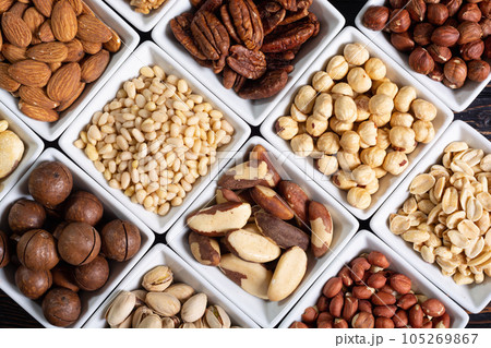 Mix of nuts in bowl . Food background 105269867