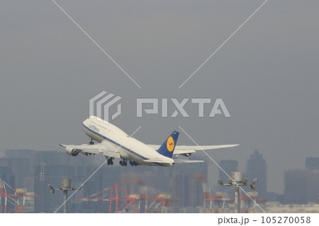 羽田空港を離陸するルフトハンザ機　747　ジャンボジェット 105270058