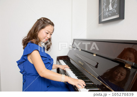 ピアノ　女性 105270839