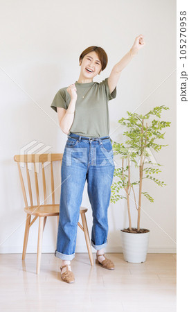 ガッツポーズをする女性全身 105270958