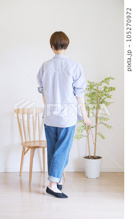 女性春服のファッションコーディネート全身(縦向き) 女性春服のファッションコーディネート全身(縦向き) 105270972