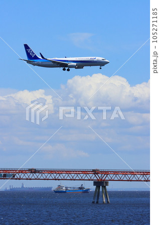 夏空を背景に着陸する旅客機　青空背景　 105271185