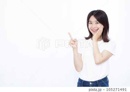 白い背景の前で人差し指を立てる30代の女性 白い背景の前で人差し指を立てる30代の女性 105271491