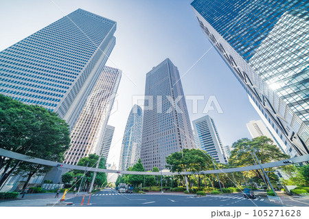「東京都」青空と高層ビルを見上げる新宿の風景 「東京都」青空と高層ビルを見上げる新宿の風景 105271628