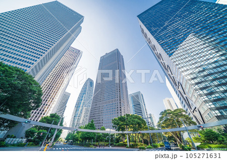 「東京都」青空と高層ビルを見上げる新宿の風景 105271631
