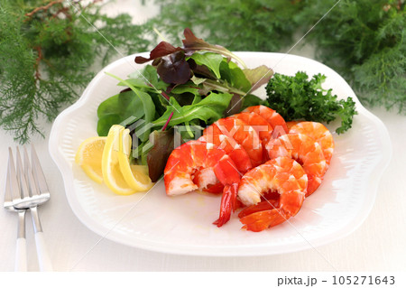 ボイルエビとベビーリーフのサラダ　クリスマスの前菜 105271643