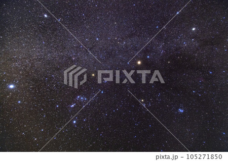 秋の星空　オリオン座と冬の大三角 105271850