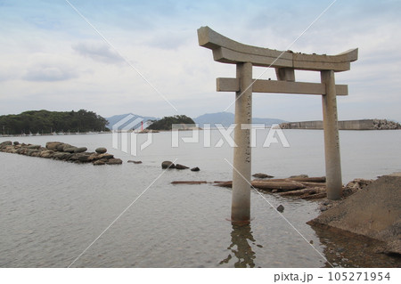 福岡県芦屋町の狩尾神社から見た洞山 福岡県芦屋町の狩尾神社から見た洞山 105271954