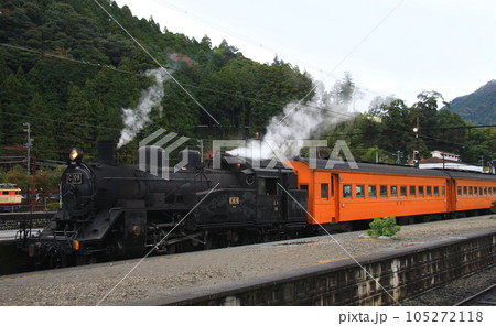 大井川鉄道、「かわね路」を牽引するC10形蒸気機関車 105272118
