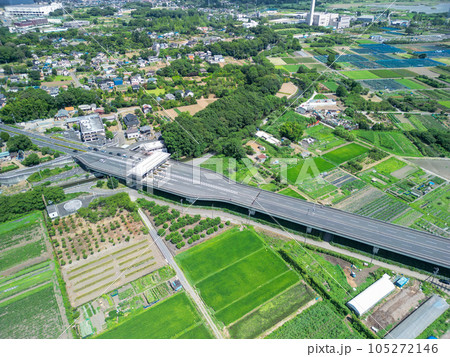 「埼玉県」ドローンで上空から望む新見沼大橋付近の風景 105272146