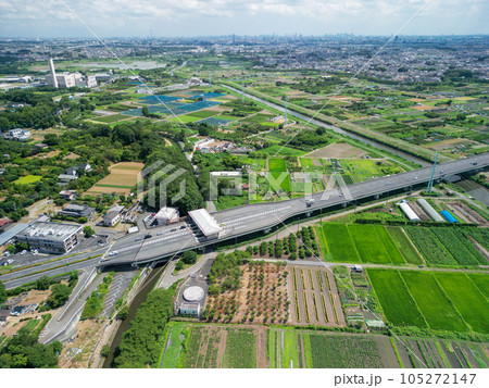 「埼玉県」ドローンで上空から望む新見沼大橋付近の風景 「埼玉県」ドローンで上空から望む新見沼大橋付近の風景 105272147