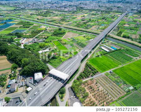 「埼玉県」ドローンで上空から望む新見沼大橋付近の風景 「埼玉県」ドローンで上空から望む新見沼大橋付近の風景 105272150