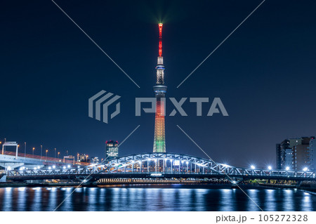 「東京都」スカイツリーと白髭橋の美しいライトアップ 105272328